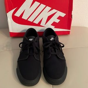 Nike Black/Black tennis shoes.  Size 10.